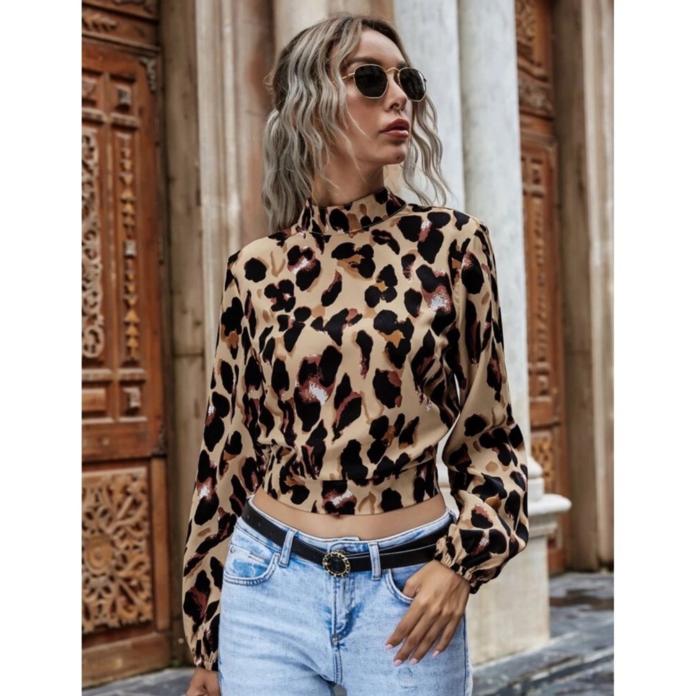 Leopard Print Open-Back Mock Neck Top - Picture 4 of 9